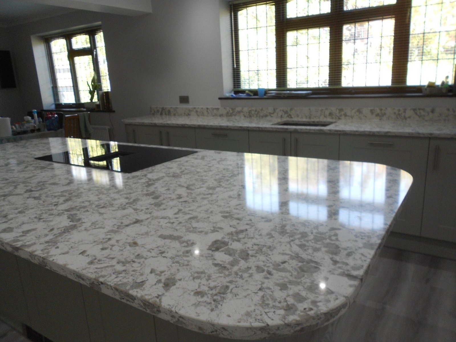Unistone Alaska White composiet keukenblad (gepolijst) Composiet